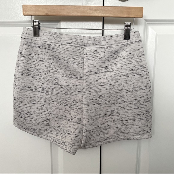 Hollister white patterned skort size medium - Picture 2 of 3